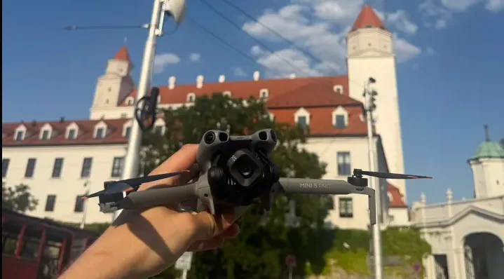 Lietanie s dronom nad Bratislavským hradom? Spoznajte krutú realitu